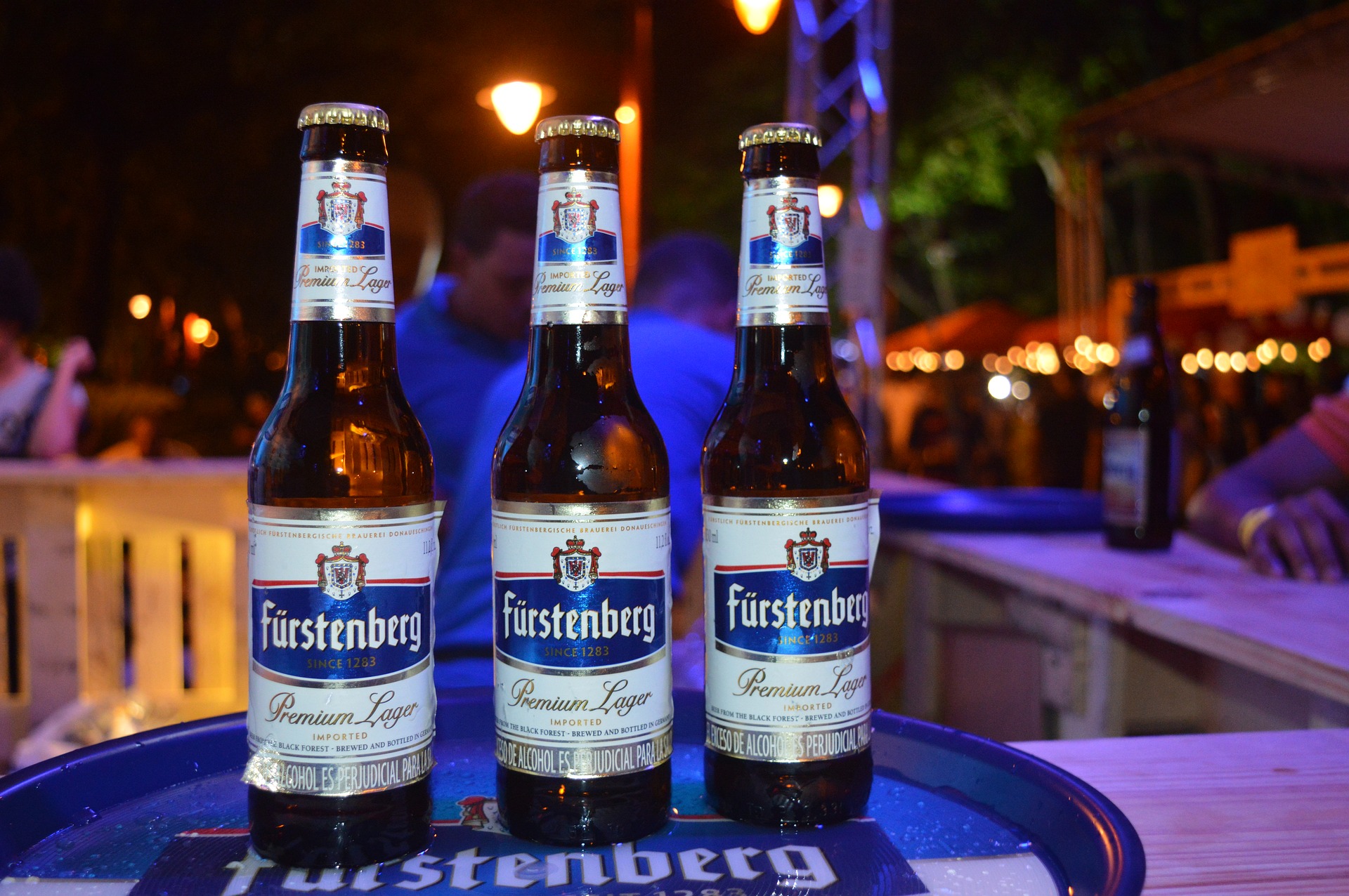 Пиво с синей этикеткой. Синее пиво. Пиво корона. Corona синяя пиво. Пиво синяя этикетка.